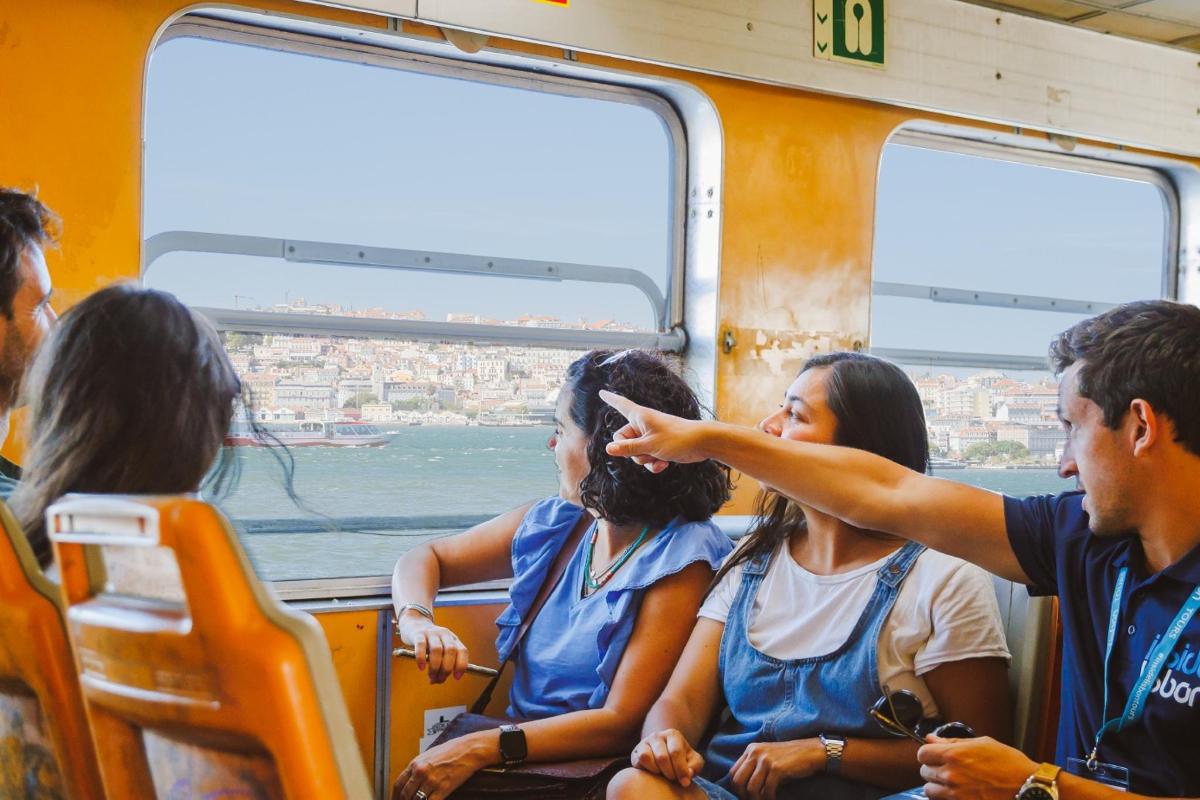 un grup de oameni așezați într-un tren