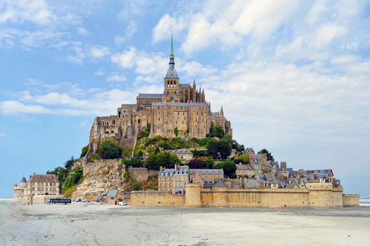 un castello in cima a un'isola nell'oceano