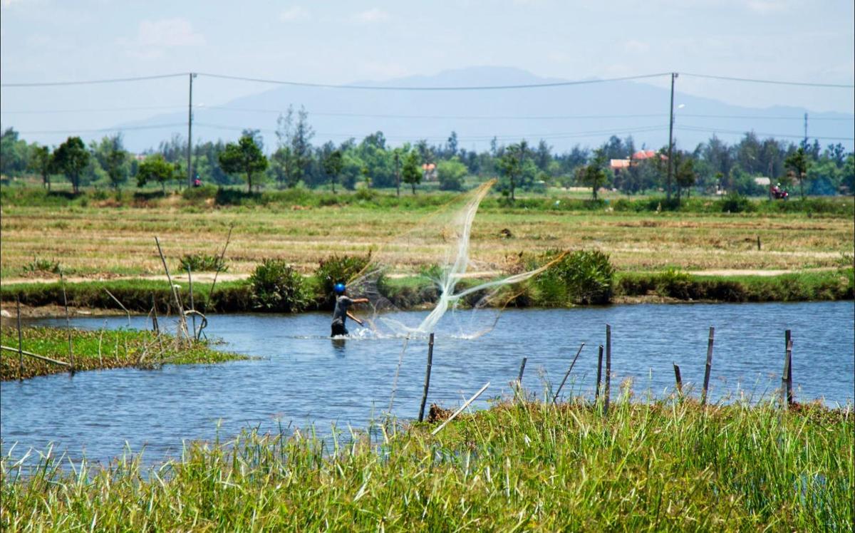 una persona è in piedi nell'acqua di un fiume