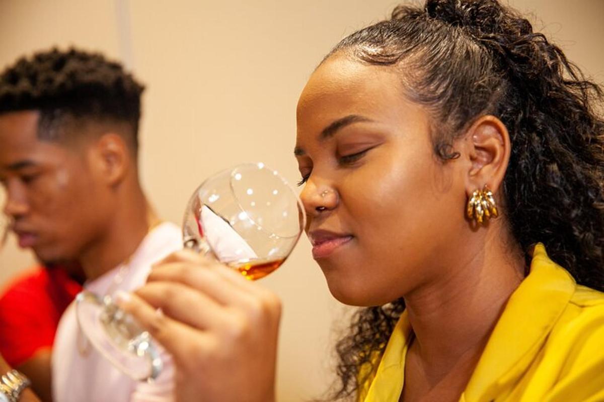 o femeie care bea un pahar de vin cu un bărbat