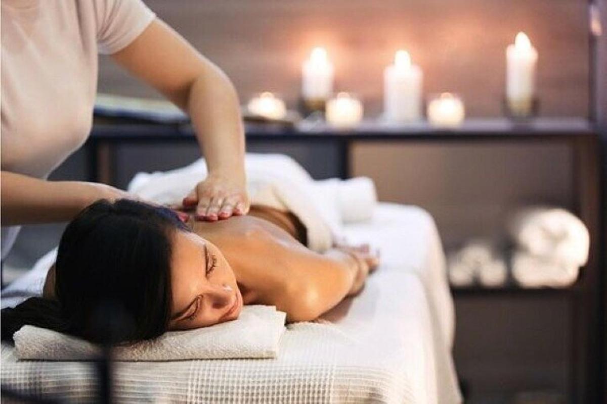 una dona rebent un massatge d'esquena en un spa