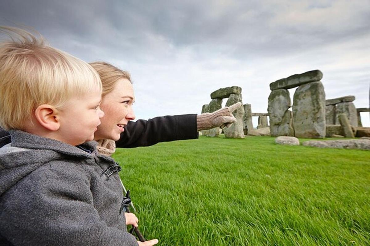 en kvinne og en ung gutt som står ved Stonehenge