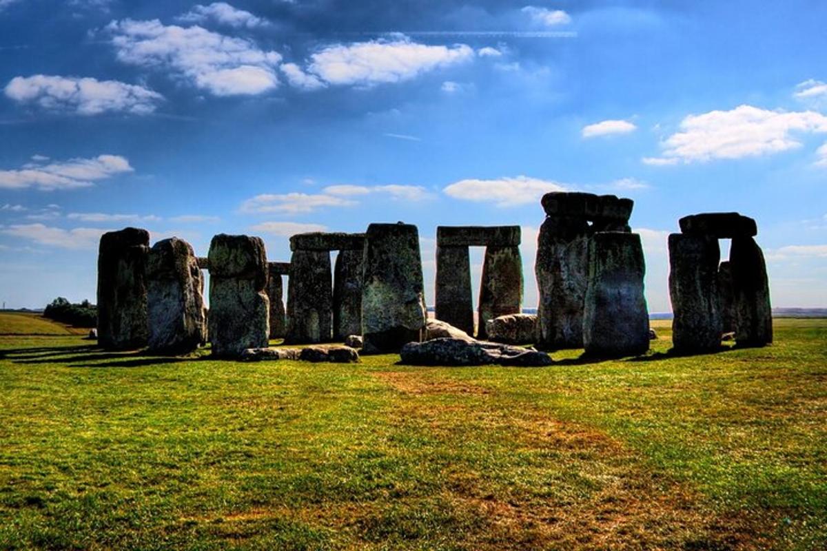 en gruppe Stonehenge-steiner i et felt