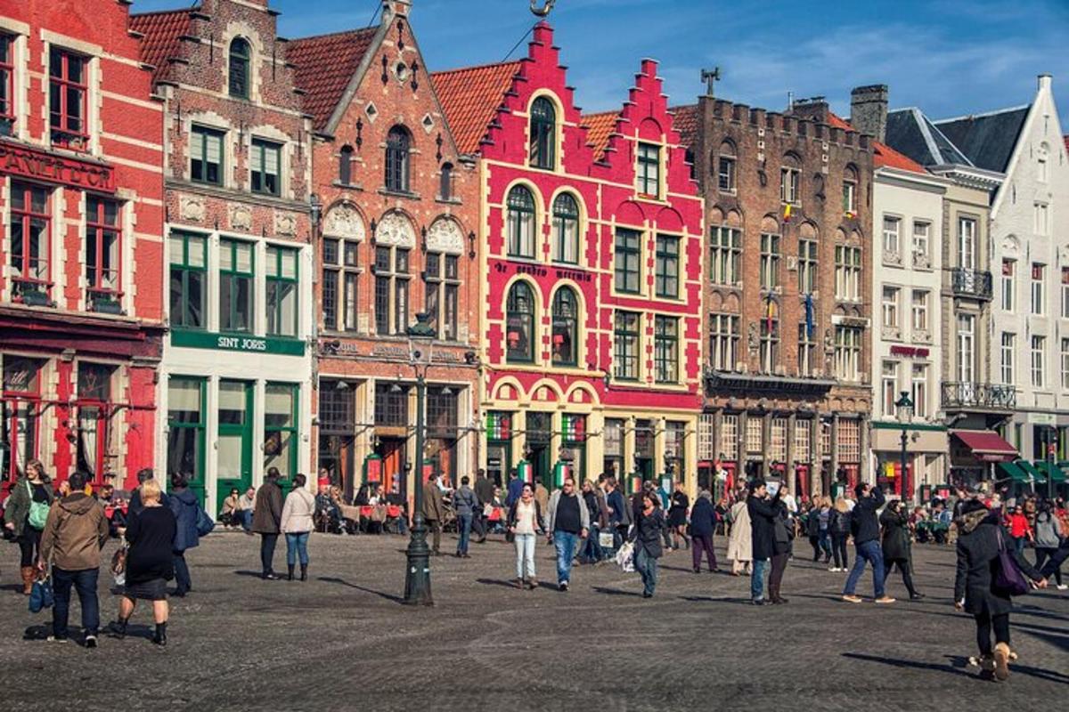 Un grupo de personas caminando por una calle con edificios.
