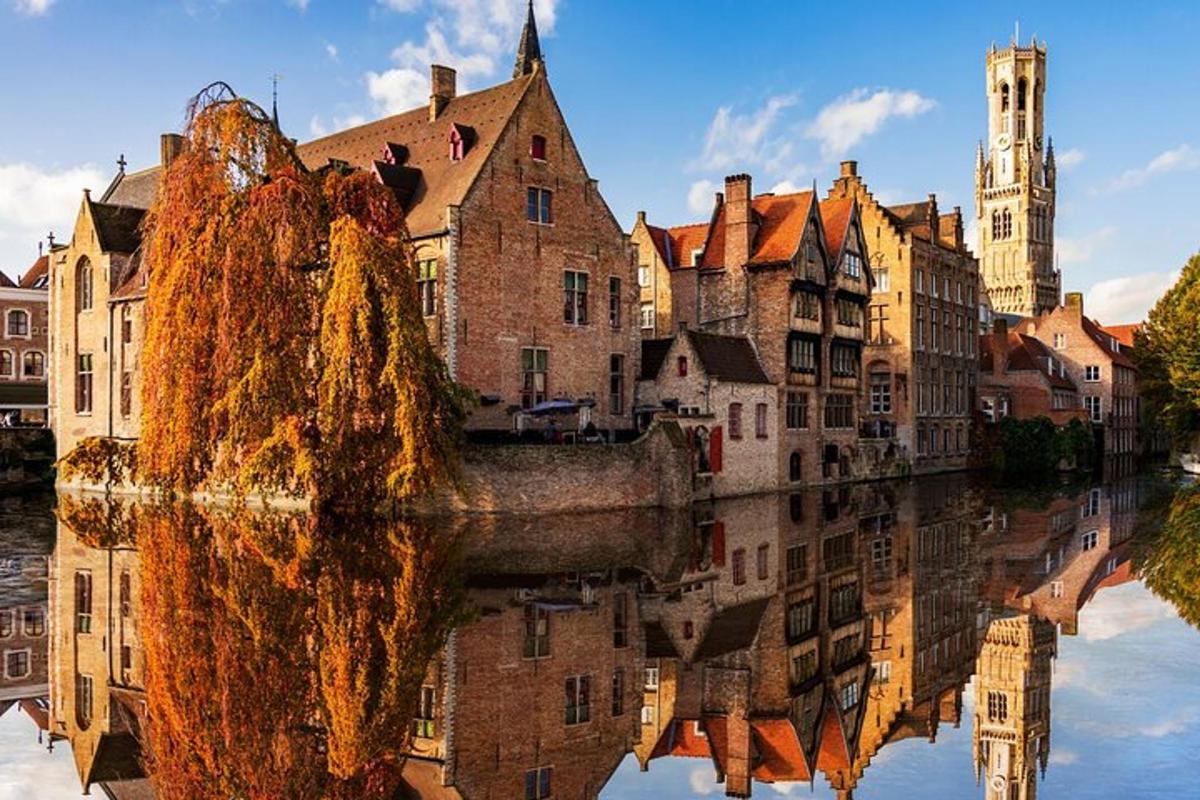 una ciudad con un reflejo de edificios en el agua