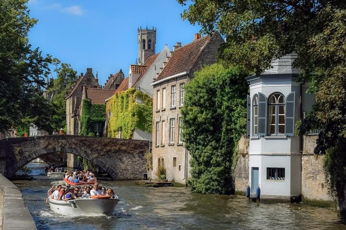 un grupo de personas en un bote en un río