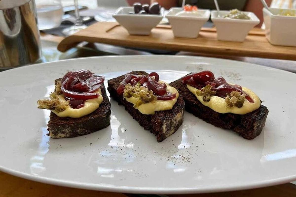 pinggan putih dengan tiga keping makanan di atasnya