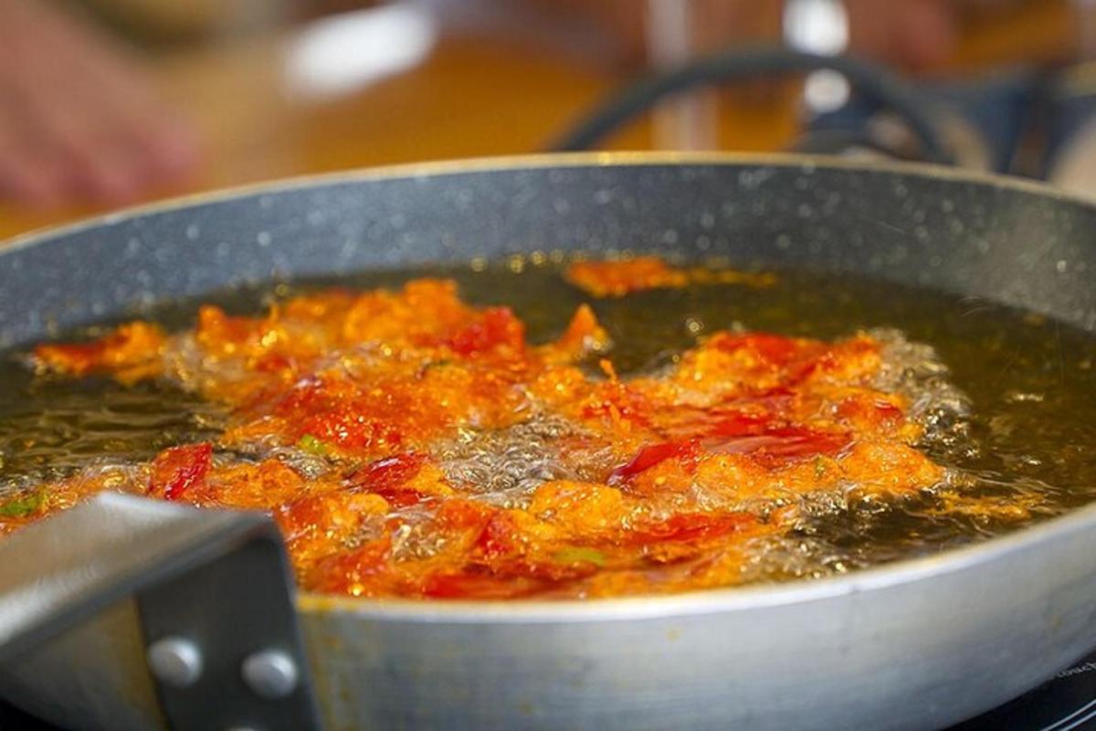 periuk makanan sedang dimasak di atas dapur