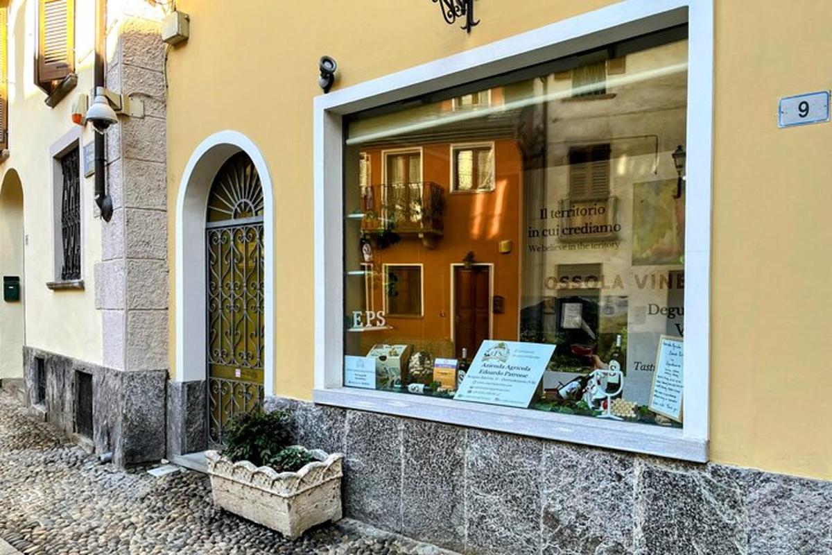izložba trgovine z napisom