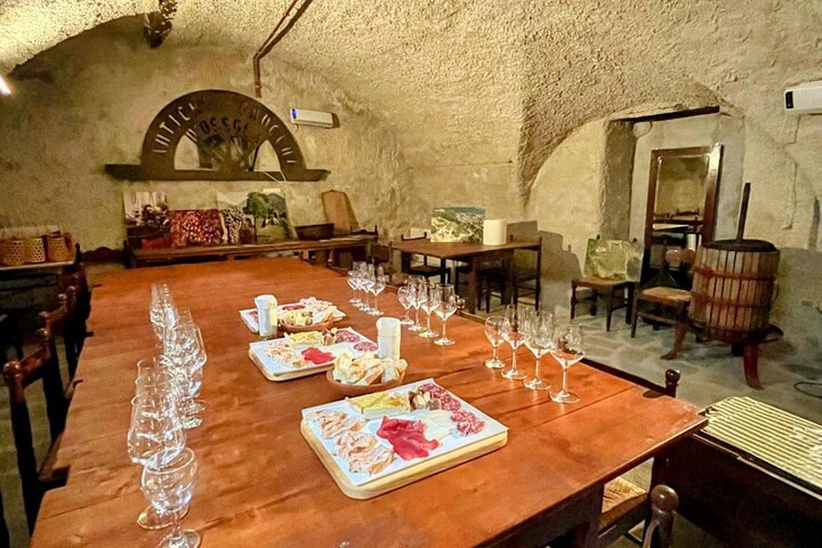 un lungo tavolo di legno con sopra dei bicchieri da vino