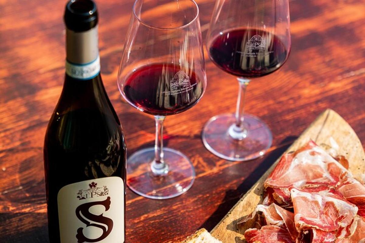 tre bicchieri di vino appoggiati su un tavolo di legno