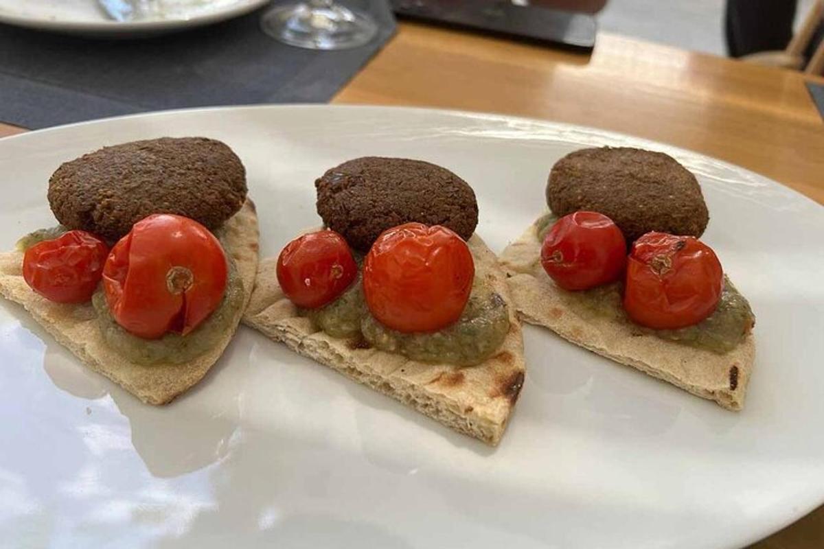 tre brødskiver med tomater på toppen på en tallerken