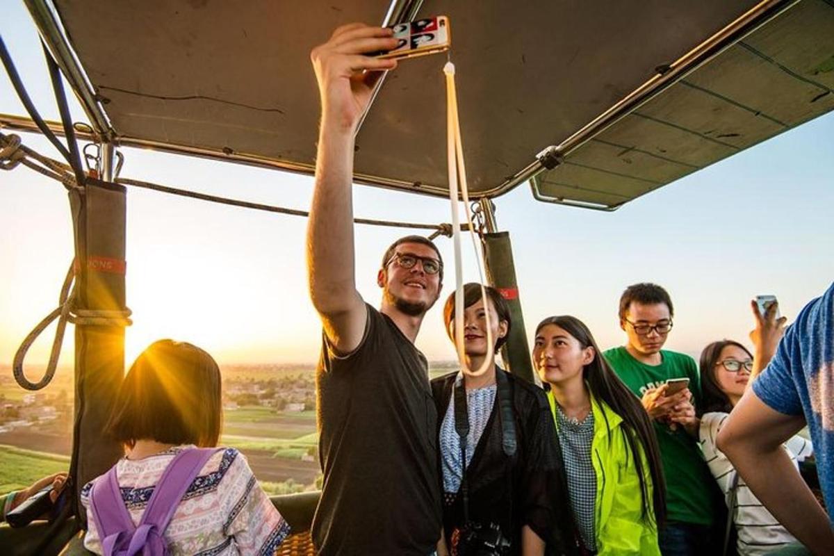muž fotí skupinu lidí v autobuse