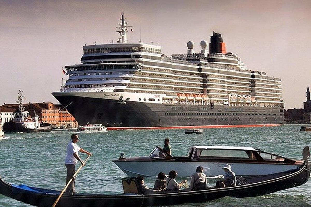 μια ομάδα ανθρώπων σε μια βάρκα στο νερό με ένα κρουαζιερόπλοιο