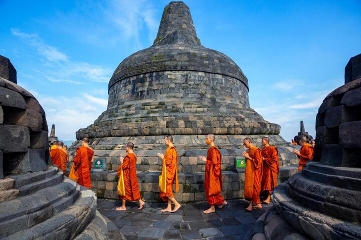 một nhóm nhà sư đứng trước một tòa nhà
