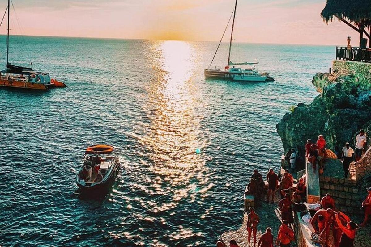 sebuah perahu di air di samping sekelompok orang