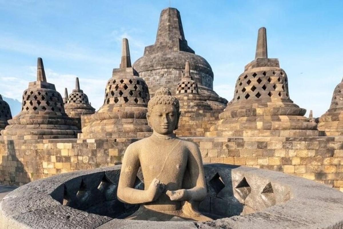 một bức tượng trước một tòa nhà bằng đá