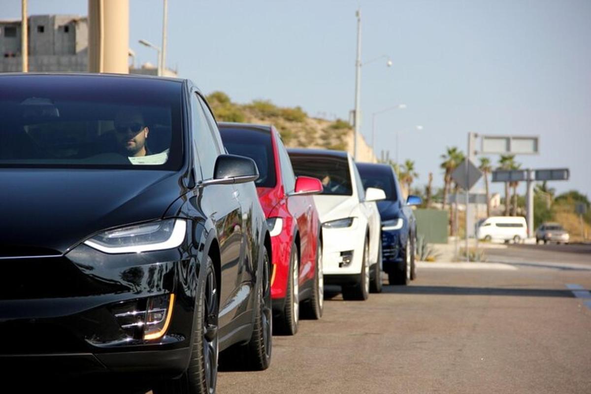 una fila di auto parcheggiate in fila su una strada
