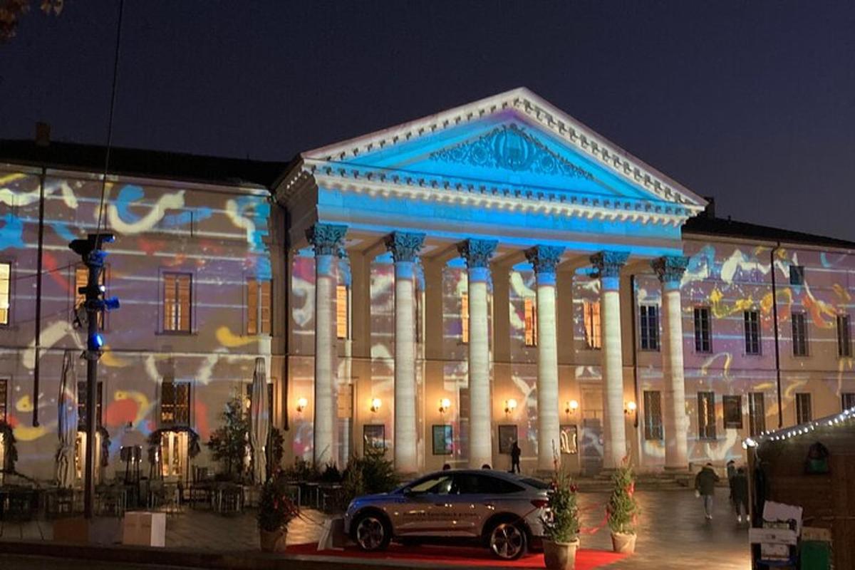 Un edificio con un coche aparcado delante.