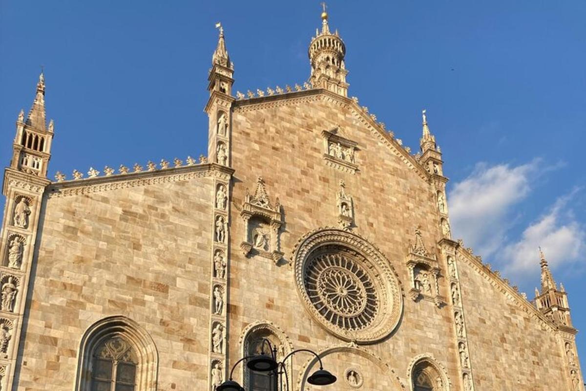 Un gran edificio de ladrillo con una torre de reloj.