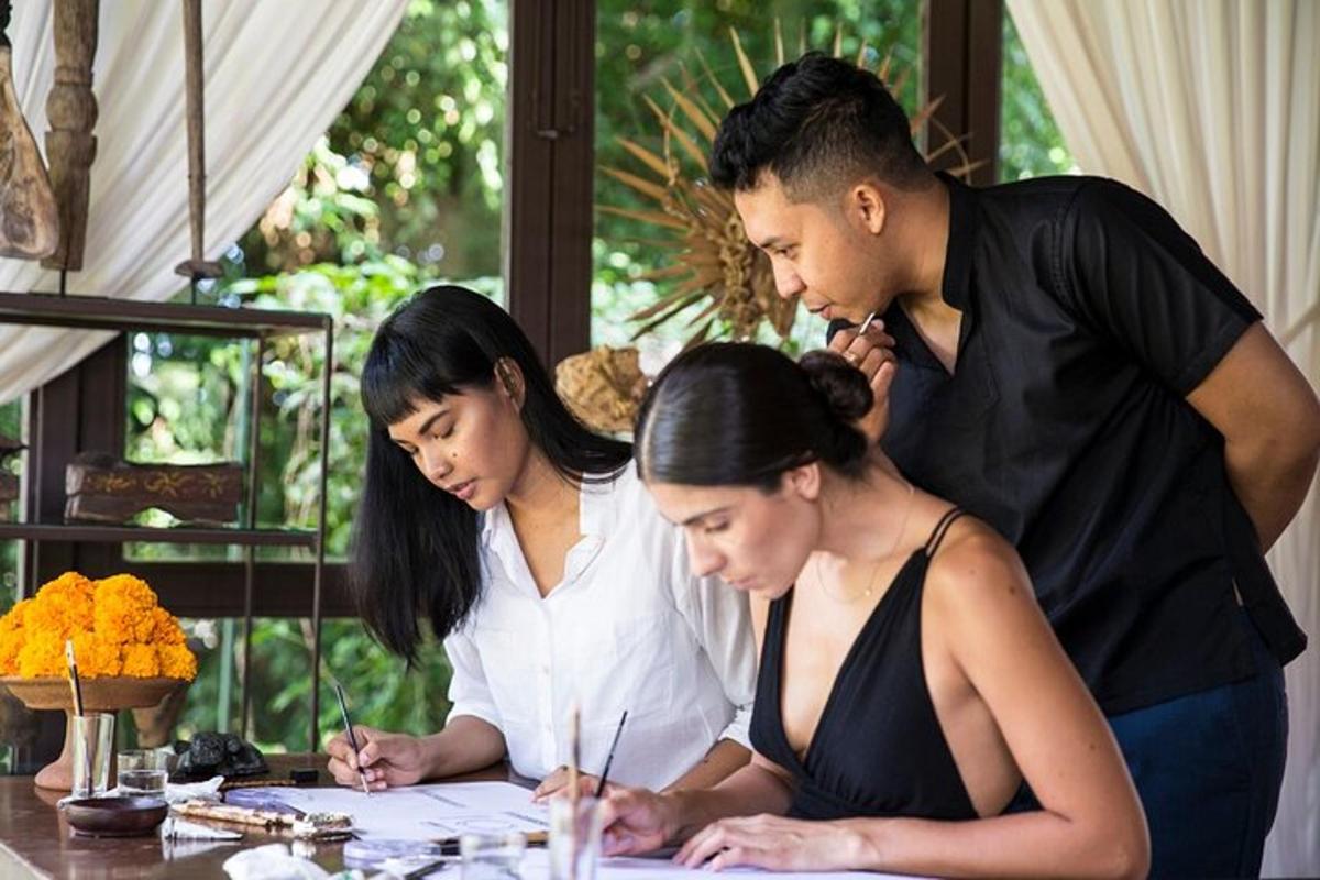 một nhóm ba người phụ nữ đứng quanh một cái bàn