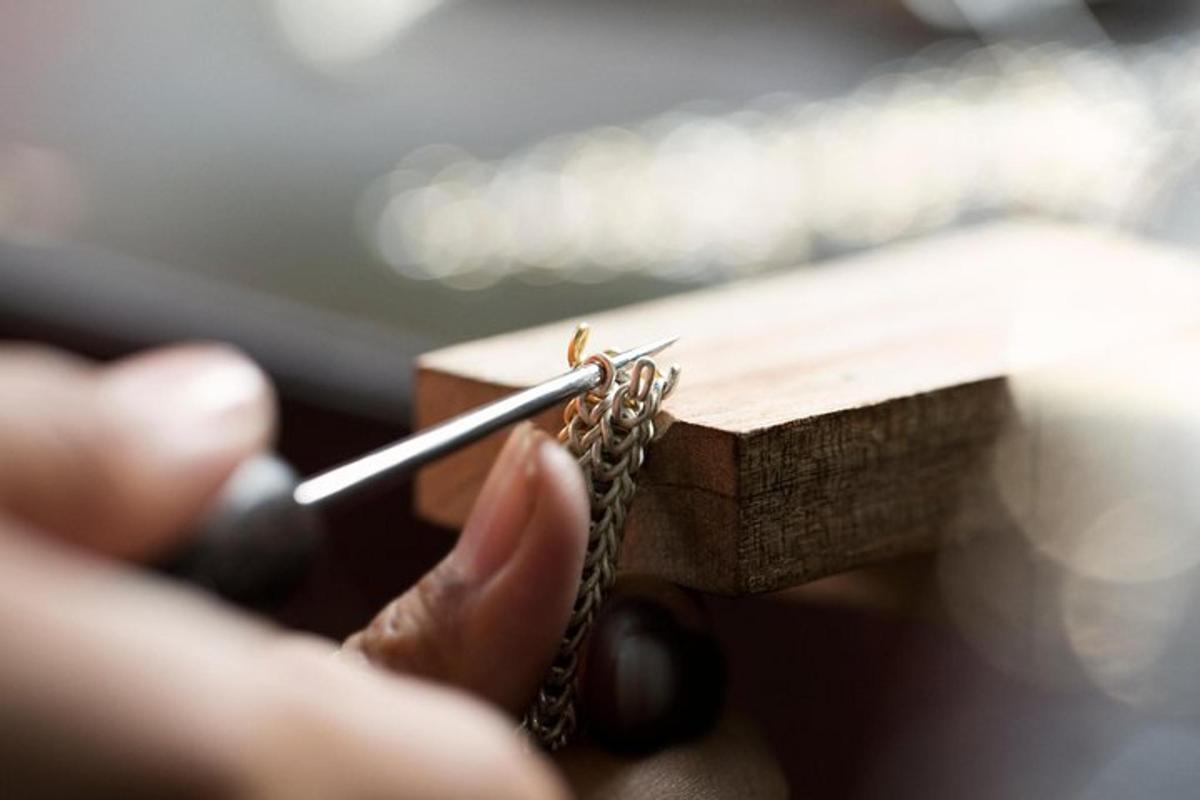 una persona che tiene una sigaretta in un pezzo di legno