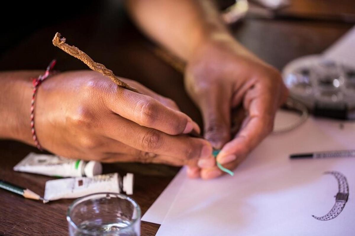 una persona che firma un pezzo di carta su un tavolo