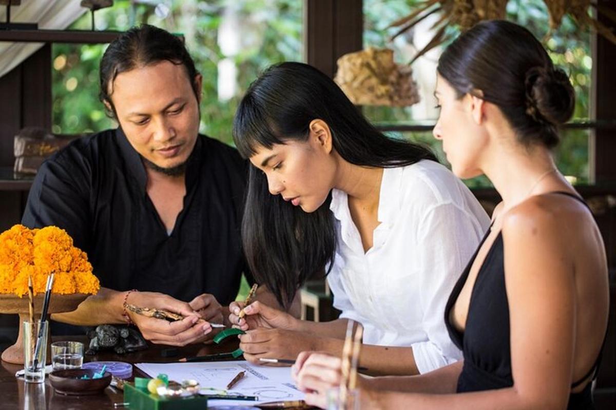 ba người đứng quanh một cái bàn nhìn vào một chiếc điện thoại di động