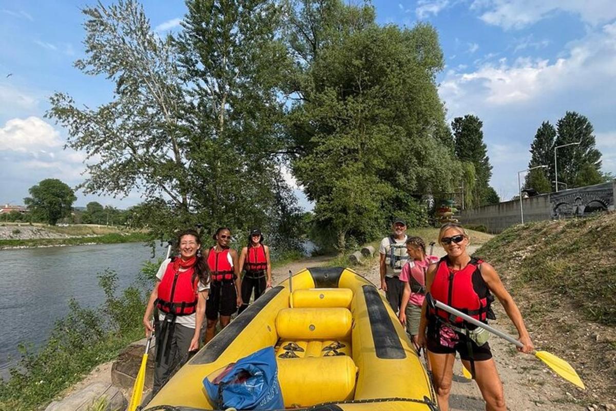un gruppo di persone in piedi accanto a una zattera gialla