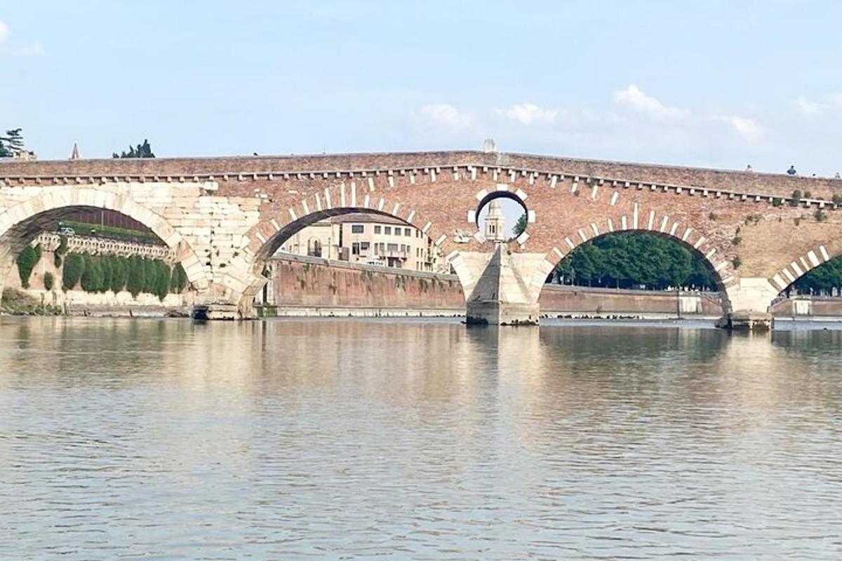 un puente con dos arcos sobre un cuerpo de agua