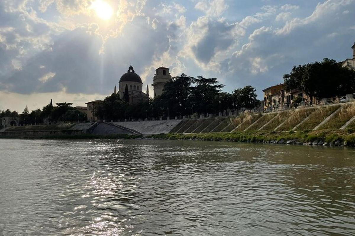 Una vista de un río con un edificio al fondo.