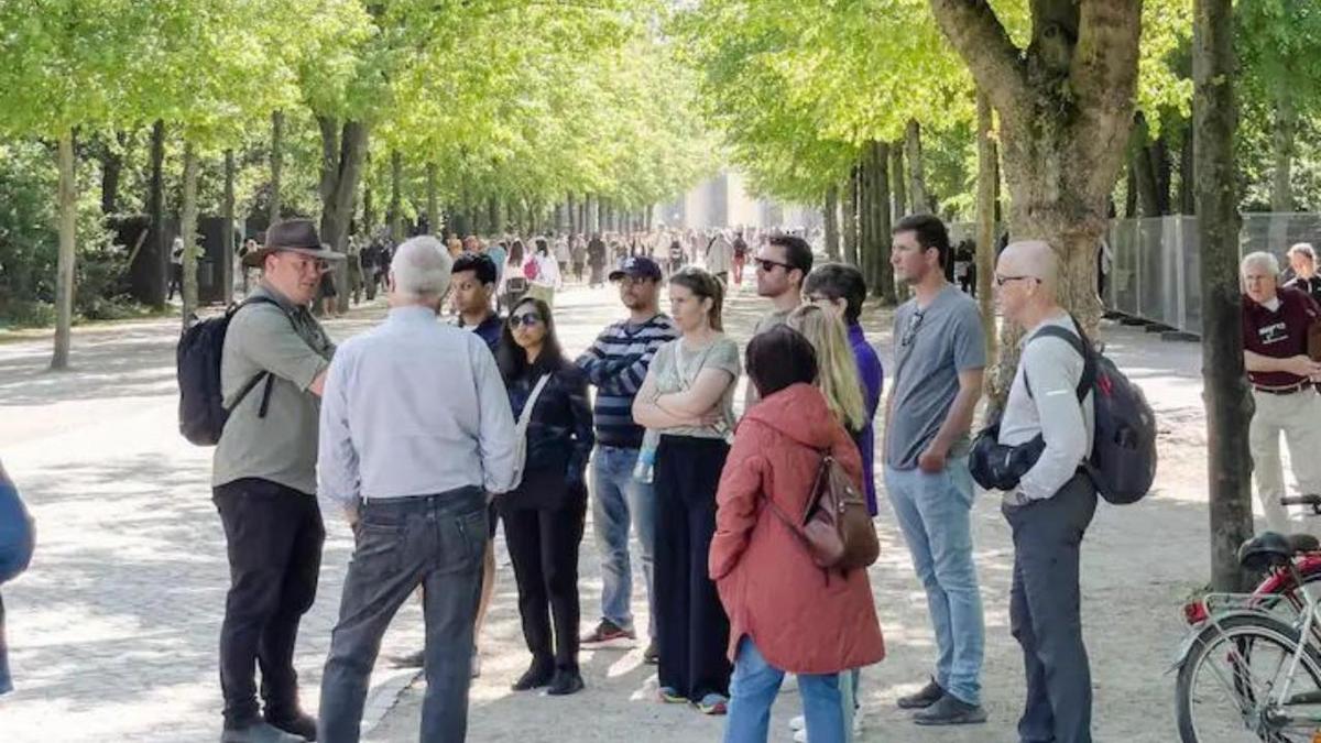 um grupo de pessoas paradas em um parque