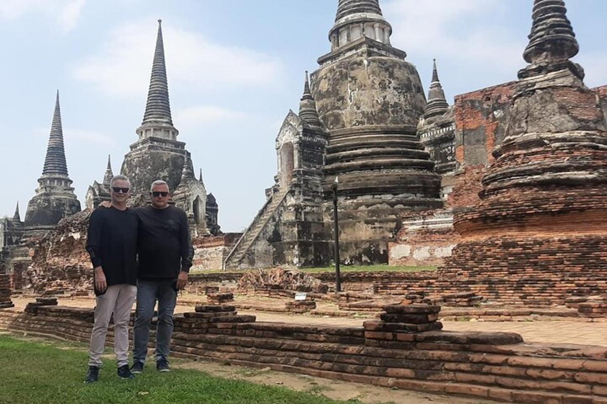 un home i una dona drets davant d'un temple