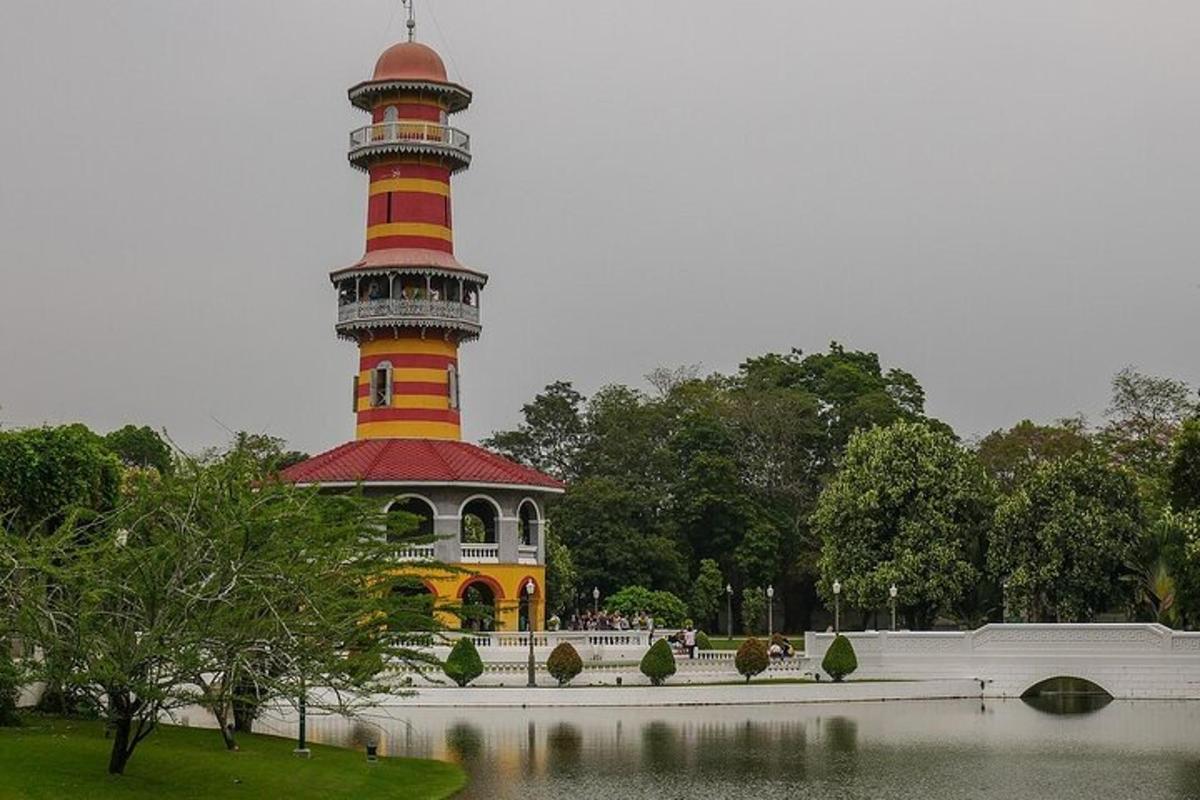 un far en un parc amb una massa d'aigua