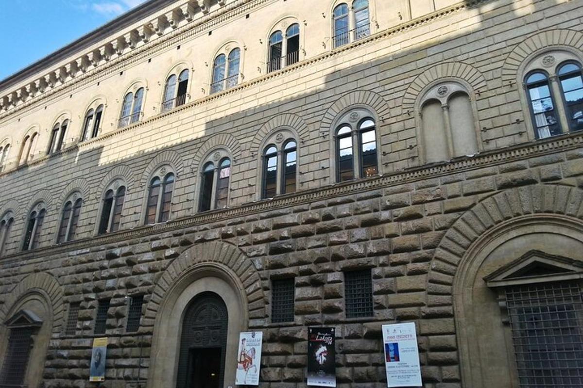 suur telliskivihoone, millel on palju aknaid