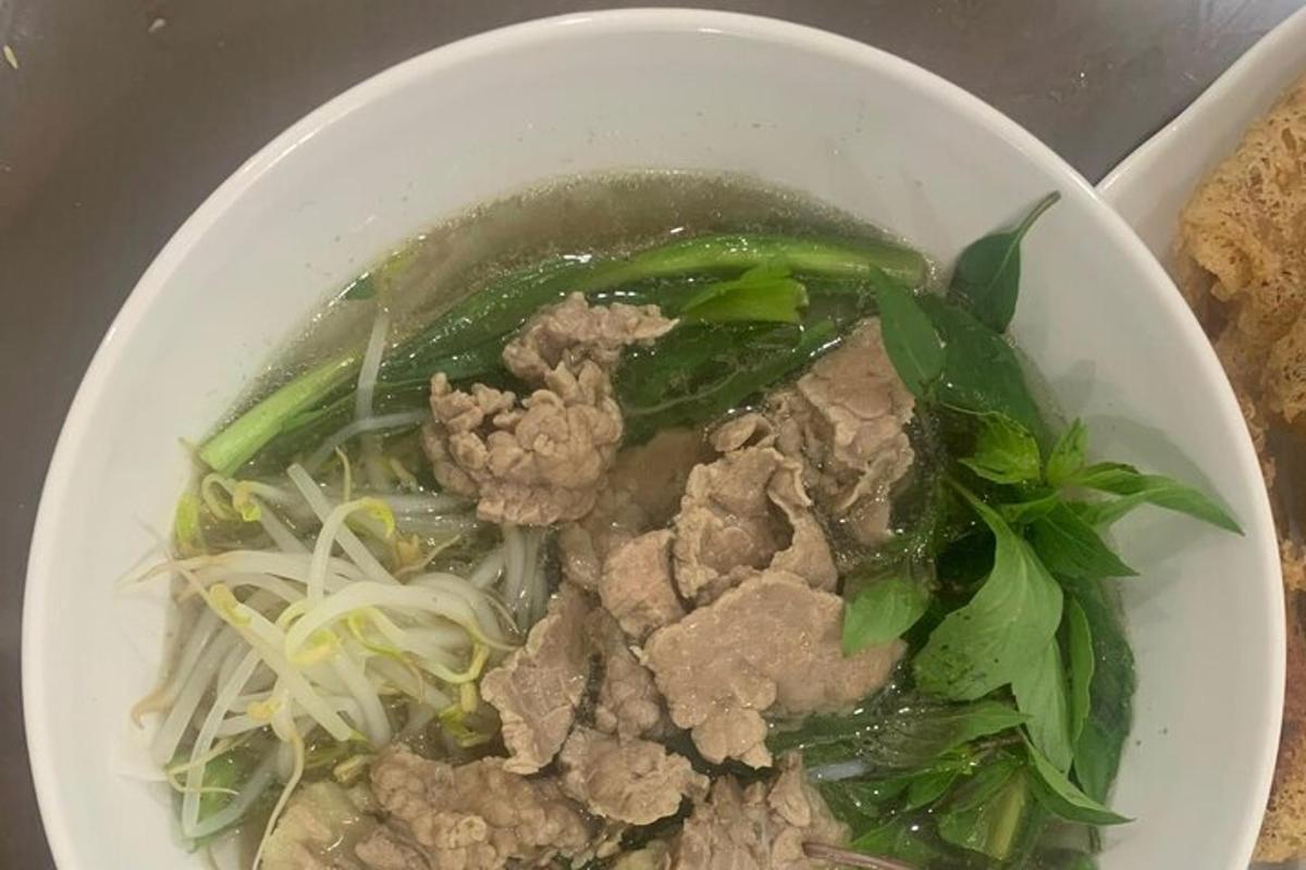 eine Schüssel Suppe mit Fleisch und Gemüse