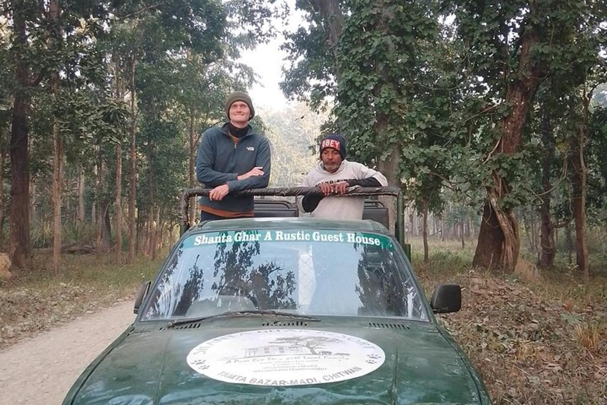 due uomini sono in piedi sul retro di un'auto