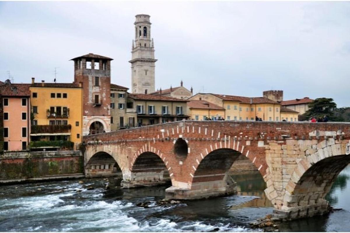 un pont sur une rivière dans une ville