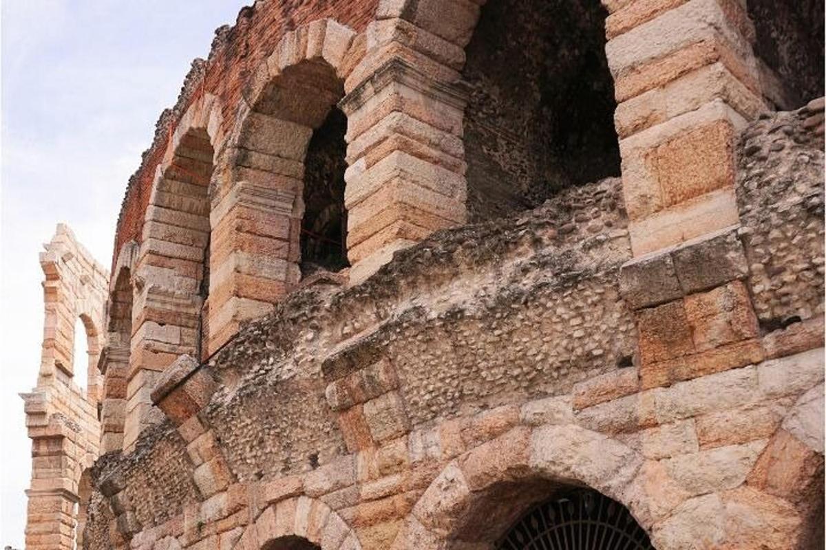 ένα παλιό κτίριο από τούβλα με δύο καμάρες πάνω του