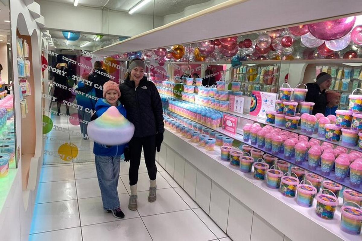 due donne in piedi in un corridoio di un negozio con un palloncino
