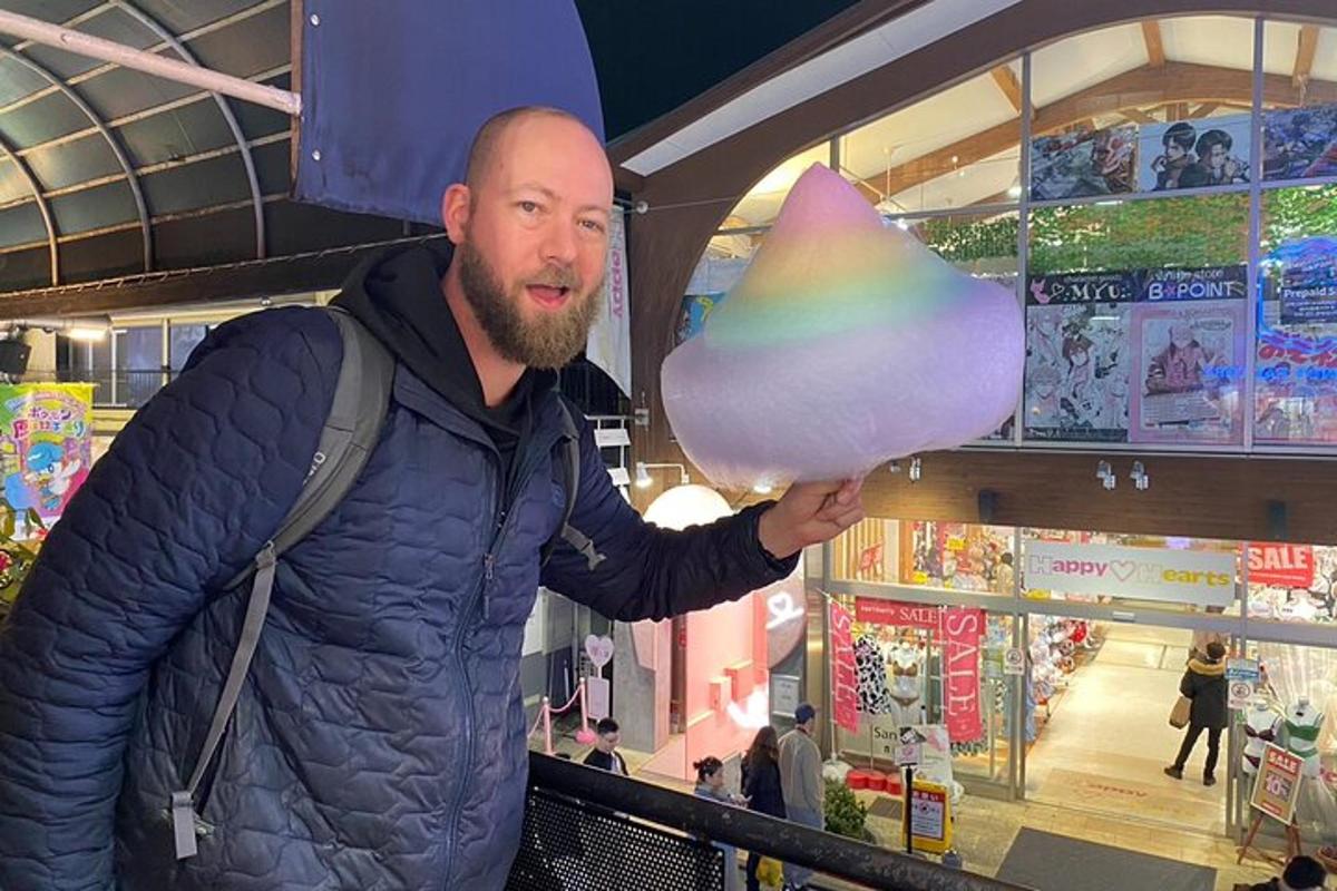 un uomo tiene in mano un cono in un negozio