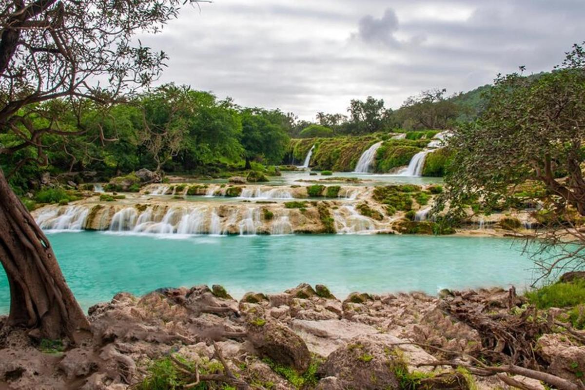 una cascada en medio de un charco de agua