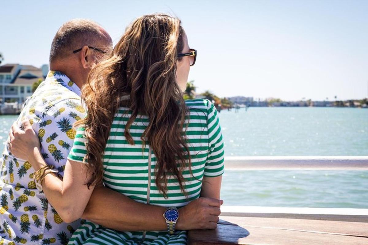 ein Mann und eine Frau sitzen auf einer Bank am Wasser