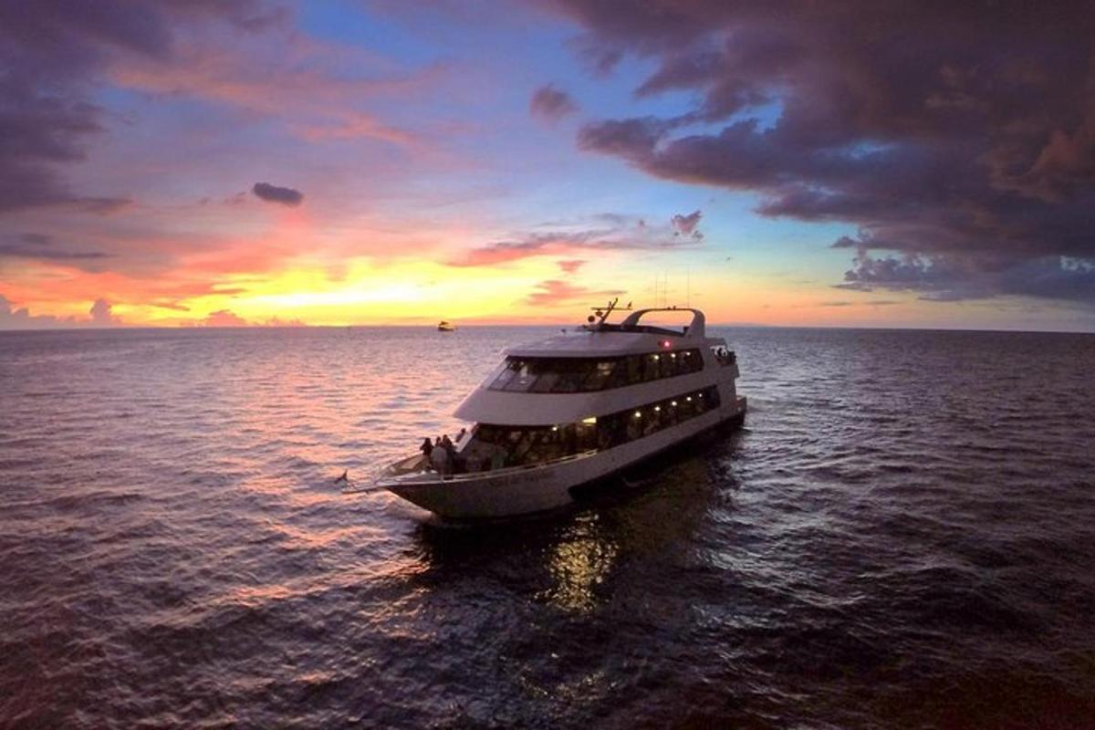um barco na água com um pôr do sol ao fundo