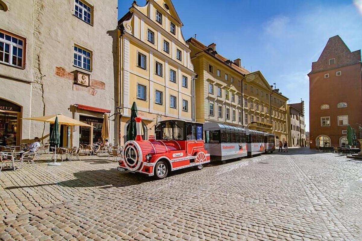 Autobus je zaparkovaný na ulici ve městě