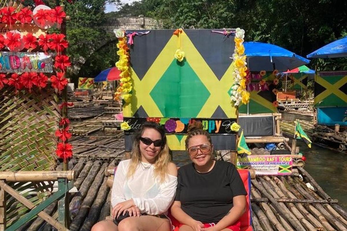 un uomo e una donna seduti su una panchina davanti a una barca
