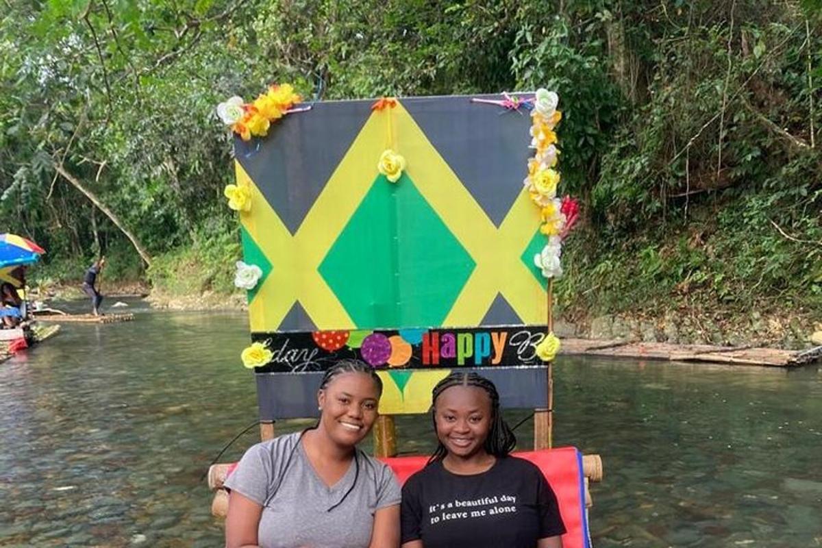 due ragazze sono sedute su una barca in un fiume