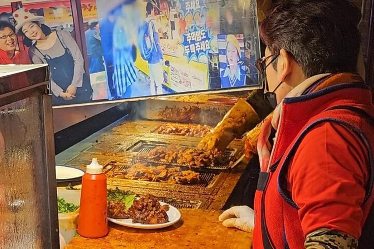 una mujer preparando comida en un camión de comida