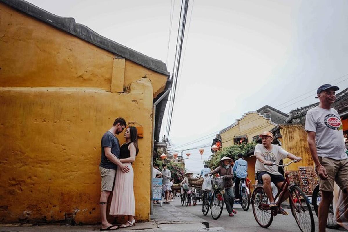 een stel dat op straat zoent met mensen op fietsen