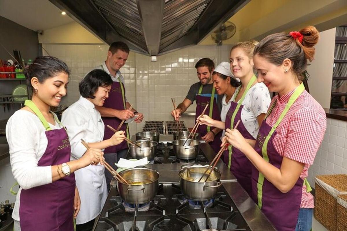 un grup de persones a la cuina preparant menjar